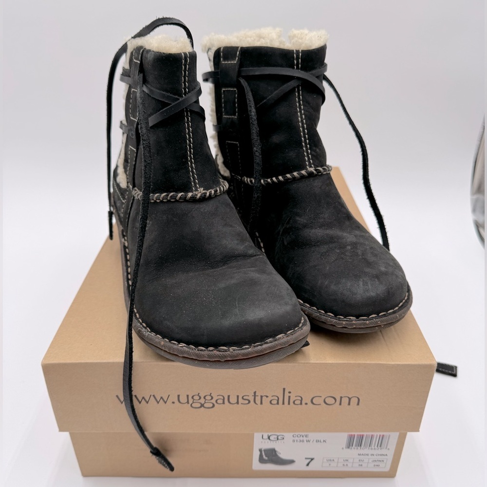 UGG - Cove Black suede, lined ankle boots - size 7 - in Box